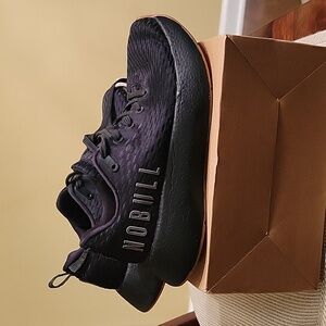 NoBull Runner + Black gum size 8